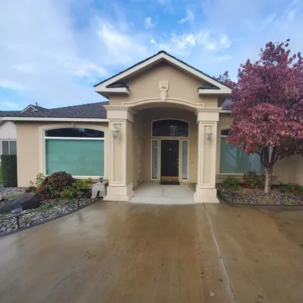 Rent this 4 bed house on 1360 West Canyon Lakes Drive in Kennewick, WA 99337