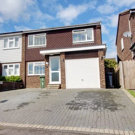 Rent this 4 bed duplex on Dickins Close in Cheshunt, EN7 6BG