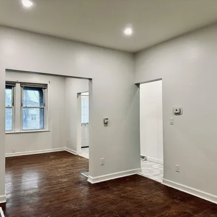 Rent this 3 bed apartment on 249 Saint Pauls Avenue in New York, NY 10304