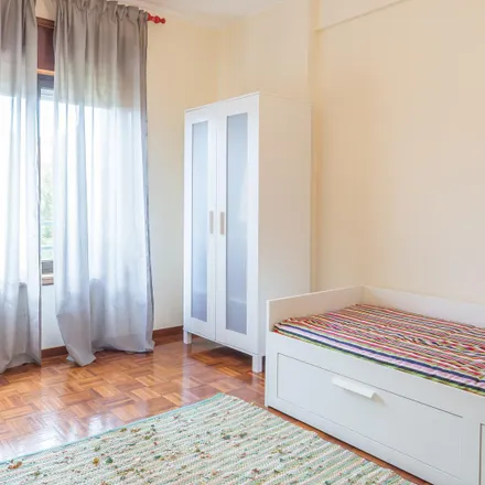 Rent this 2 bed room on Rua de Oliveira Monteiro 170 in 4050-049 Porto, Portugal