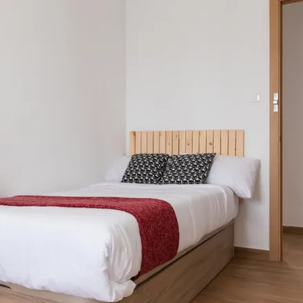 Rent this 5 bed room on Avinguda del Primat Reig in 58, 46010 Valencia
