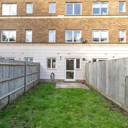 Rent this 4 bed townhouse on Freeman Court in London, N7 6FJ