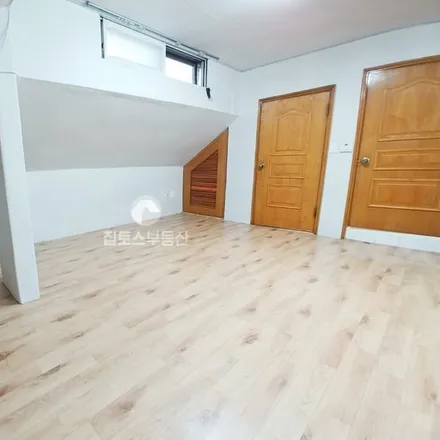 Rent this studio apartment on 서울특별시 송파구 방이동 101-3