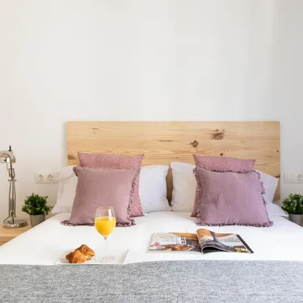 Rent this 3 bed apartment on Bar BJ 100 frankfurt in Carrer de Joaquín Costa, 08001 Barcelona