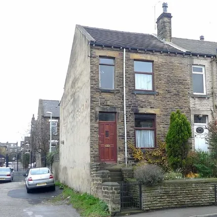 Rent this 3 bed townhouse on Thorpe Road in Pudsey, LS28 7NG