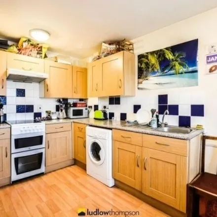 Image 7 - Weston Court, Queen's Drive, London, N4 2YG, United Kingdom - Apartment for rent