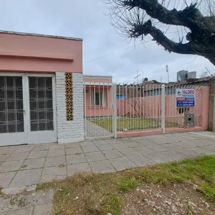Buy this 2 bed house on José Hernández 3716 in Claypole, Argentina