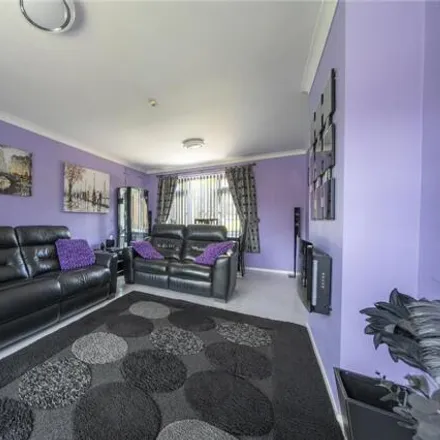 Image 2 - Queenshill Drive, Leeds, LS17 6BG, United Kingdom - Townhouse for sale