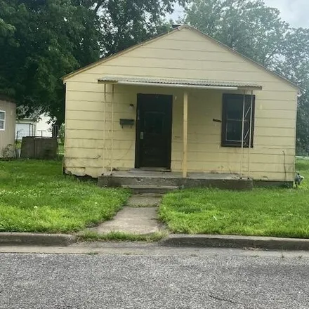 Buy this 2 bed house on 572 West Washington Street in Marshall, MO 65340