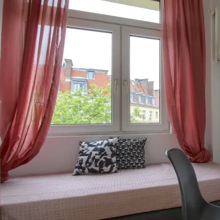 Rent this 4 bed room on Plac Na Rozdrożu 3 in 00-584 Warsaw, Poland