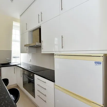 Image 3 - Prince of Wales Drive, London, SW11 4HP, United Kingdom - Apartment for rent