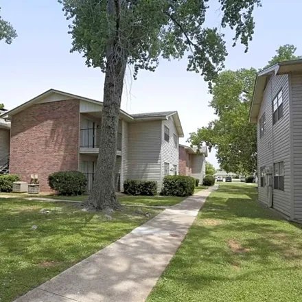 Rent this 3 bed apartment on 5531 S Sunnylane Rd