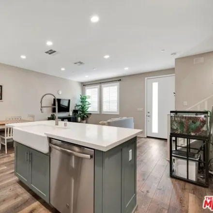 Image 2 - 19591 Astor Place, Los Angeles, CA 91324, USA - Townhouse for sale