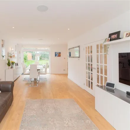 Image 4 - Holders Hill Gardens, London, NW4 1NP, United Kingdom - Duplex for rent