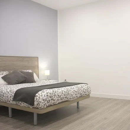 Rent this 5 bed room on Calle de Núñez de Balboa in 121, 28006 Madrid