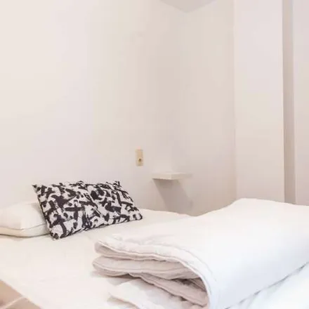 Rent this 4 bed apartment on Carrer de Vilafermosa in 46005 Valencia, Spain