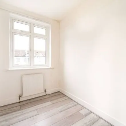Rent this 3 bed townhouse on Highcliffe Gardens in London, IG4 5BU