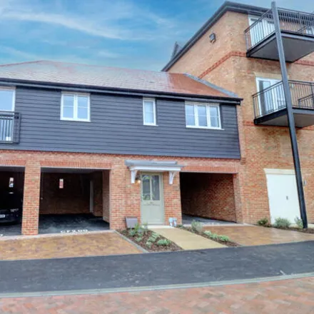Rent this 3 bed room on Abbey Barn Lane in High Wycombe, HP10 9QQ