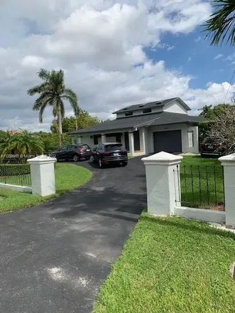 Rent this 3 bed house on 7-Eleven in 1 West Flagler Street, Miami