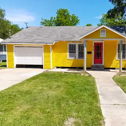 Rent this 3 bed house on 915 E Ash St