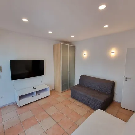 Rent this 4 bed apartment on Schwetzinger Straße 19 in 69190 Walldorf, Germany