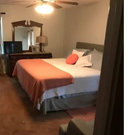 Rent this 3 bed house on Pittsburg in TX, 75686