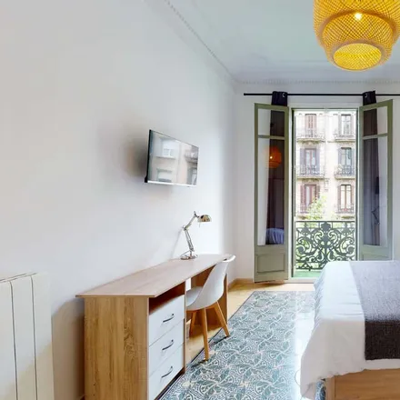 Rent this 7 bed room on Carrer de Provença in 233, 235