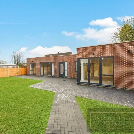 Image 1 - Danescroft, 21 Torrington Park, London, N12 9TA, United Kingdom - House for rent