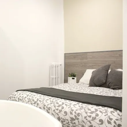 Rent this 5 bed room on Calle de Núñez de Balboa in 121, 28006 Madrid