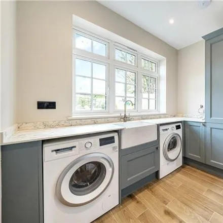 Image 3 - Kingsway, Gerrards Cross, SL9 8NT, United Kingdom - Townhouse for sale