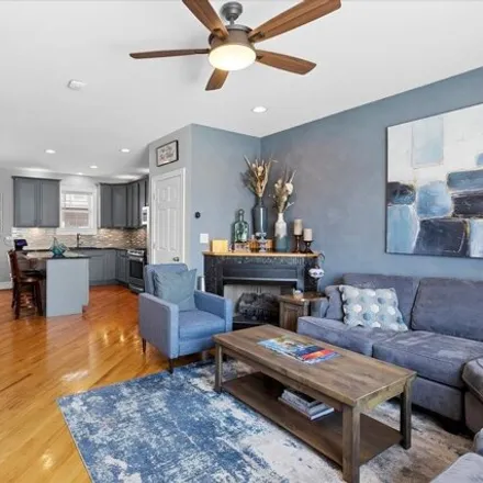 Image 3 - 6166 North Ravenswood Avenue, Chicago, IL 60660, USA - Townhouse for sale