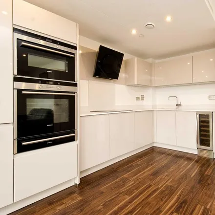 Rent this 3 bed apartment on Altitude in Plough Street, London