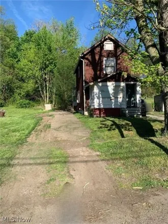 Buy this 3 bed house on 1199 North Garland Avenue in Youngstown, OH 44505