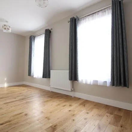 Image 3 - Chester Road, Seven Kings, London, IG3 8PX, United Kingdom - Townhouse for rent