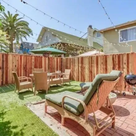 Buy this 6 bed house on Cadillac Hotel in Dudley Avenue, Los Angeles