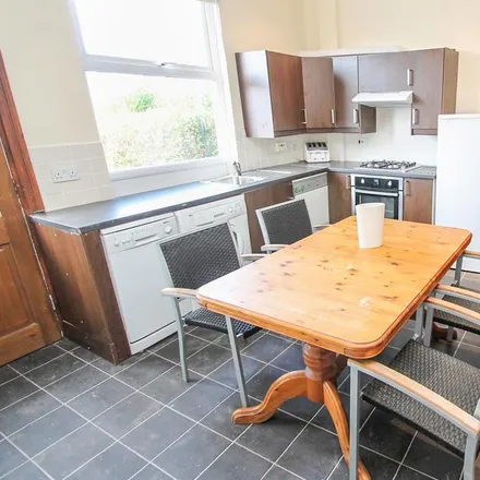 Rent this 1 bed room on Clipston Terrace in Leeds, LS6 4AW