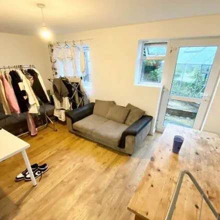 Rent this 6 bed apartment on 29 Fentum Road in Guildford, GU2 9TN