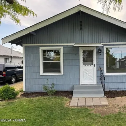 Buy this 2 bed house on 990 South 9th Avenue in Yakima, WA 98902