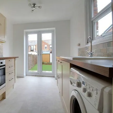 Rent this 2 bed townhouse on 102 Queen's Road in Reading, RG4 8DH