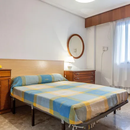 Rent this 4 bed room on Gimnasio Campvs Gym in Avinguda del Primat Reig, 46010 Valencia