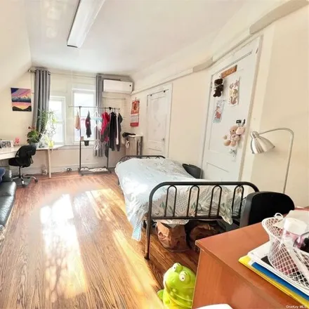 Image 9 - 147-11 35th Avenue, New York, NY 11354, USA - House for sale