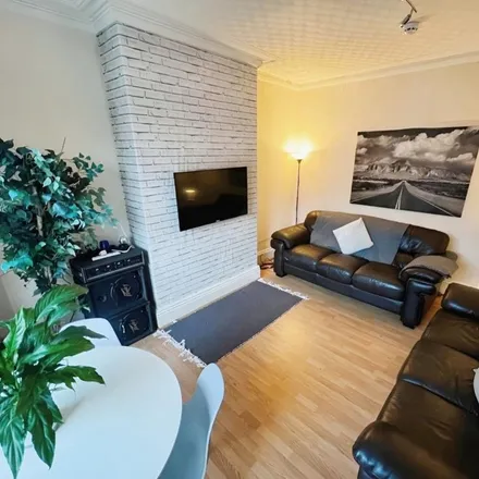 Rent this 6 bed townhouse on Trelawn Terrace in Leeds, LS6 3JQ