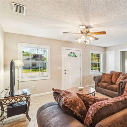 Image 4 - 2016 Whispering Sands Court, Abbey Trace, Brandon, FL 33527, USA - House for sale