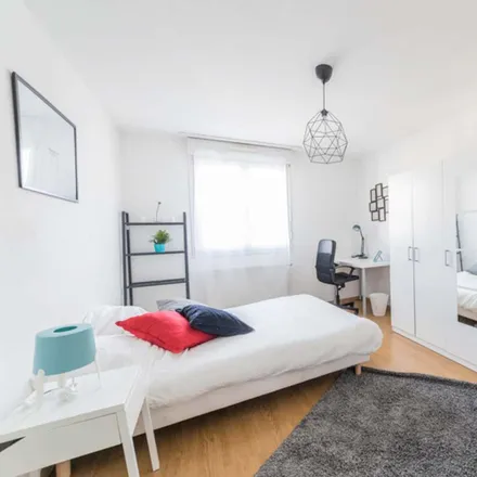 Rent this 4 bed room on 37 Avenue de Colmar in 67076 Strasbourg, France