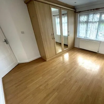 Image 5 - Taylors Mead, London, NW7 4AR, United Kingdom - Room for rent