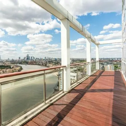 Image 3 - Berkeley Tower, 48 Westferry Circus, Canary Wharf, London, E14 8RP, United Kingdom - House for rent