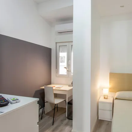 Rent this 6 bed room on Centre de Formació de Persones Adultes de Burjassot in Calle José Carsí, 10