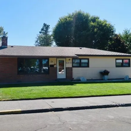Buy this 3 bed house on 388 West Highland Avenue in Hermiston, OR 97838