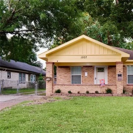 Buy this 2 bed house on 1937 Alta Vista St in Houston, Texas