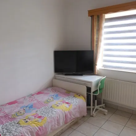 Rent this 2 bed apartment on Rue Lison (Ouest) / Rue du Corbeau (Est) 276 in 6200 Châtelet, Belgium